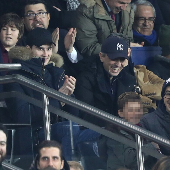 Gad Elmaleh et son fils Noé (à gauche de l'humoriste, Nicolas Anelka) au match de Ligue 1 PSG - Lille au Parc des Princes à Paris, le 2 novembre 2018.