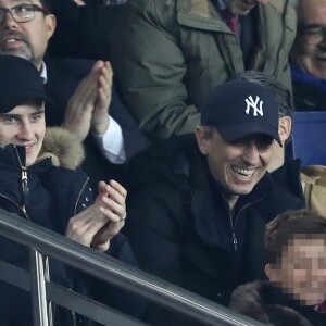 Gad Elmaleh et son fils Noé (à gauche de l'humoriste, Nicolas Anelka) au match de Ligue 1 PSG - Lille au Parc des Princes à Paris, le 2 novembre 2018.