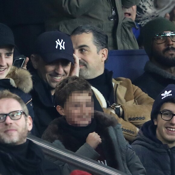 Gad Elmaleh, son fils Noé, Nicolas Anelka - People au match de Ligue 1 PSG - Lille au Parc des Princes à Paris, le 2 novembre 2018.