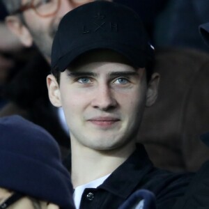 Noé Elmalmeh et son père Gad Elmaleh au match de Ligue 1 PSG - Lille au Parc des Princes à Paris, le 2 novembre 2018.