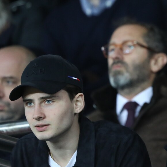 Noé Elmalmeh et son père Gad Elmaleh au match de Ligue 1 PSG - Lille au Parc des Princes à Paris, le 2 novembre 2018.