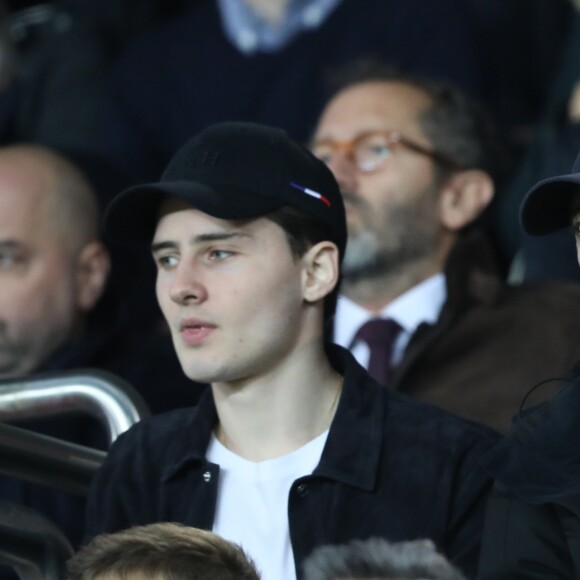 Noé Elmalmeh et son père Gad Elmaleh au match de Ligue 1 PSG - Lille au Parc des Princes à Paris, le 2 novembre 2018.