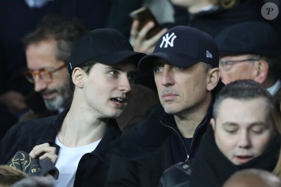 Noé Elmalmeh et son père Gad Elmaleh au match de Ligue 1 PSG - Lille au Parc des Princes à Paris, le 2 novembre 2018.