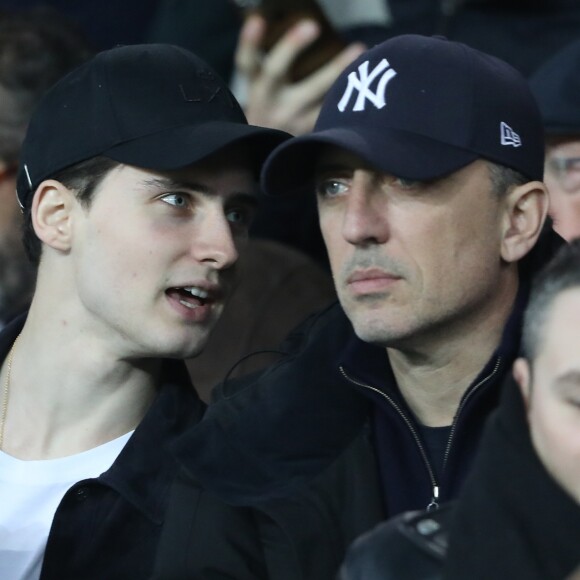 Noé Elmalmeh et son père Gad Elmaleh au match de Ligue 1 PSG - Lille au Parc des Princes à Paris, le 2 novembre 2018.