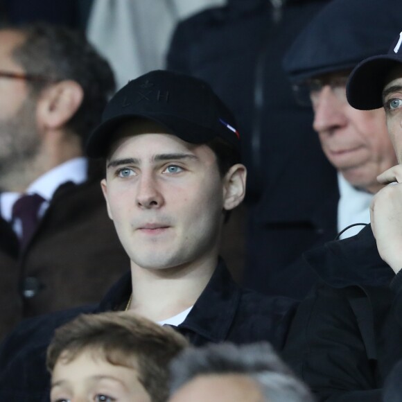 Noé Elmalmeh et son père Gad Elmaleh au match de Ligue 1 PSG - Lille au Parc des Princes à Paris, le 2 novembre 2018.