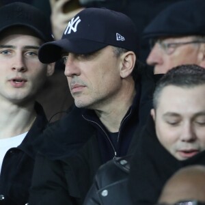 Noé Elmalmeh et son père Gad Elmaleh au match de Ligue 1 PSG - Lille au Parc des Princes à Paris, le 2 novembre 2018.