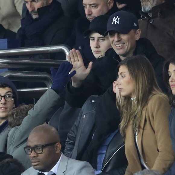 Gad Elmaleh et son fils Noé, avec devant eux Camille Cerf, au match de Ligue 1 PSG - Lille au Parc des Princes à Paris, le 2 novembre 2018.