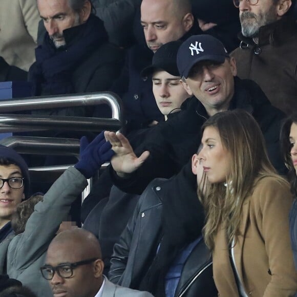 Gad Elmaleh et son fils Noé, avec devant eux Camille Cerf, au match de Ligue 1 PSG - Lille au Parc des Princes à Paris, le 2 novembre 2018.