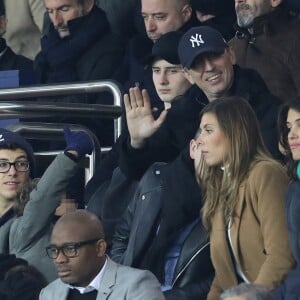 Gad Elmaleh et son fils Noé, avec devant eux Camille Cerf, au match de Ligue 1 PSG - Lille au Parc des Princes à Paris, le 2 novembre 2018.