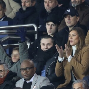 Gad Elmaleh et son fils Noé, avec devant eux Camille Cerf, au match de Ligue 1 PSG - Lille au Parc des Princes à Paris, le 2 novembre 2018.