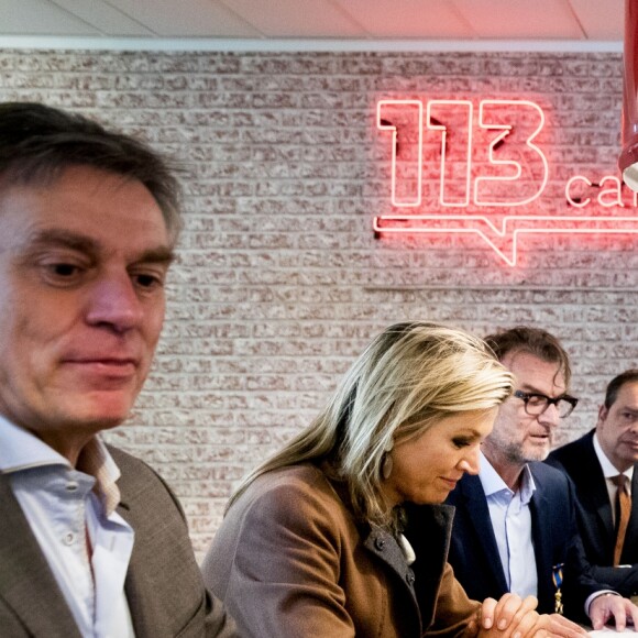 La reine Maxima des Pays-Bas lors de sa visite au centre 113 pour la prévention du suicide à Amsterdam le 2 novembre 2018, pour le dixième anniversaire de l'organisation. Cet engagement avait lieu cinq mois après que la petite soeur chérie de la reine s'est donné la mort.
