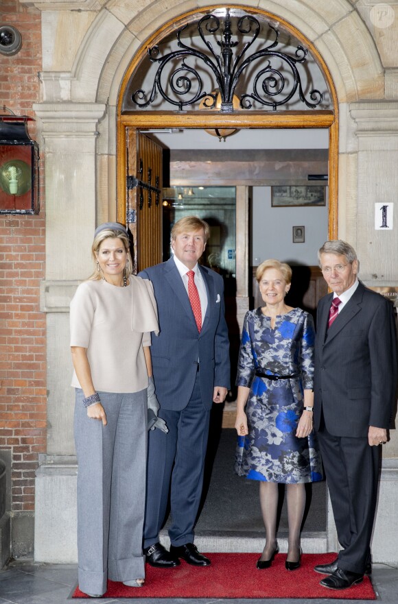 Le roi Willem-Alexander et la reine Maxima des Pays-Bas arrivent à une cérémonie au Conseil d'Etat avec Piet Hein Donner à la Haye, le 31 octobre 2018.