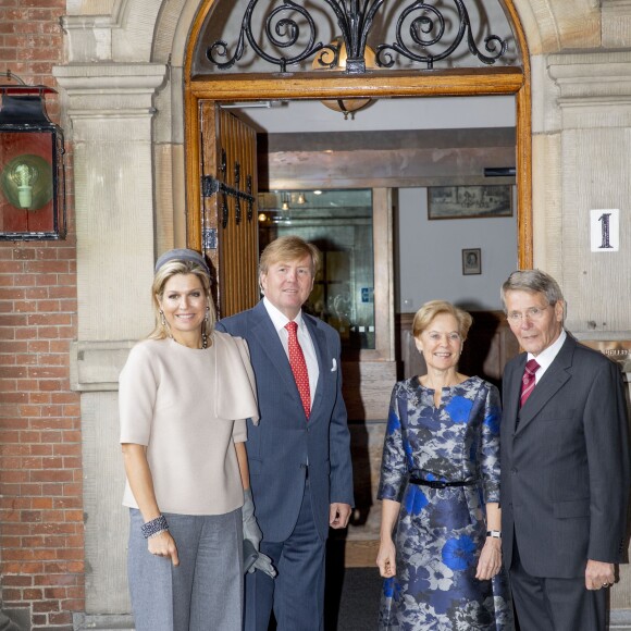 Le roi Willem-Alexander et la reine Maxima des Pays-Bas arrivent à une cérémonie au Conseil d'Etat avec Piet Hein Donner à la Haye, le 31 octobre 2018.