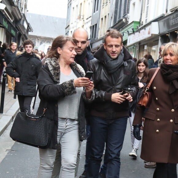 Le président de la République française Emmanuel Macron et sa femme la Première Dame Brigitte Macron en week-end de 3 jours à Honfleur le 1er novembre 2018. Le couple présidentiel s'est rendu en début d'après-midi au Bistro des Artistes dans la vieille ville de Honfleur (Calvados) avant de déambuler dans les rues de la ville, saluant des passants et posant pour des selfies.