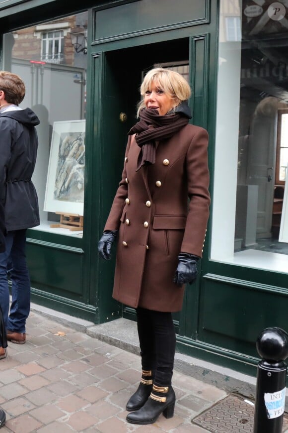 Le président de la République française Emmanuel Macron et sa femme la Première Dame Brigitte Macron en week-end de 3 jours à Honfleur le 1er novembre 2018. Le couple présidentiel s'est rendu en début d'après-midi au Bistro des Artistes dans la vieille ville de Honfleur (Calvados) avant de déambuler dans les rues de la ville, saluant des passants et posant pour des selfies.