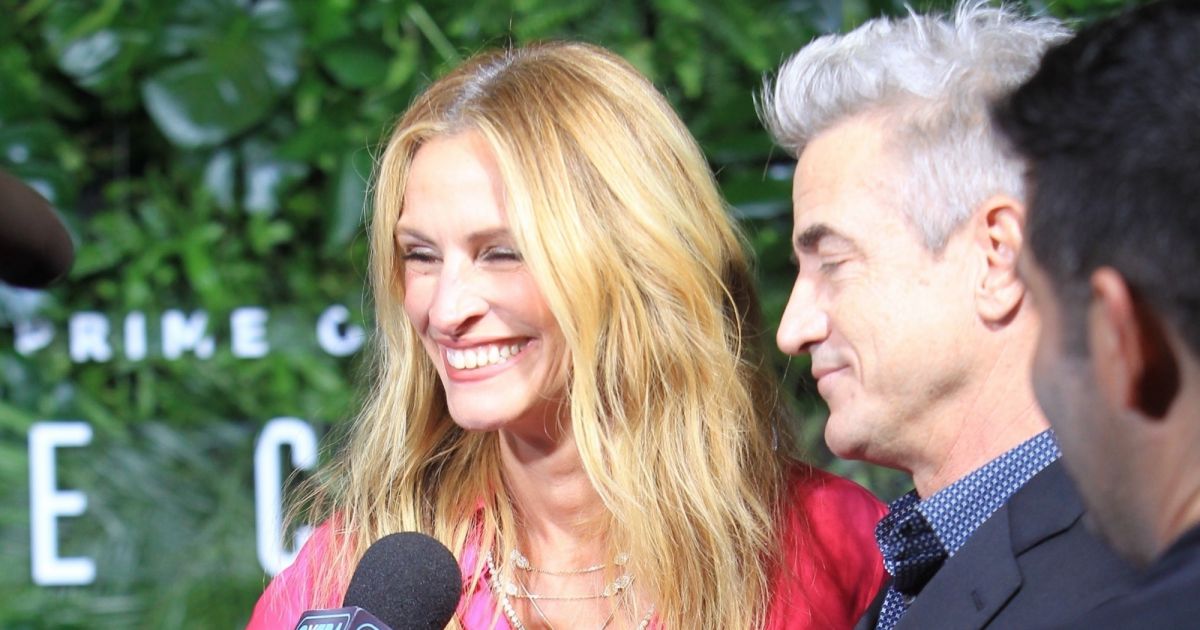 Julia Roberts et Dermot Mulroney interviewés à la première de