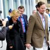 Delphine Boël, son mari Jim O' Hare et son avocat quittent le tribunal à Bruxelles, le 2 octobre 2014. Delphine Boël intente une double action judiciaire en contestation de paternité à l'égard de Jacques Boël et en recherche de paternité à l'égard du roi Albert II de Belgique.