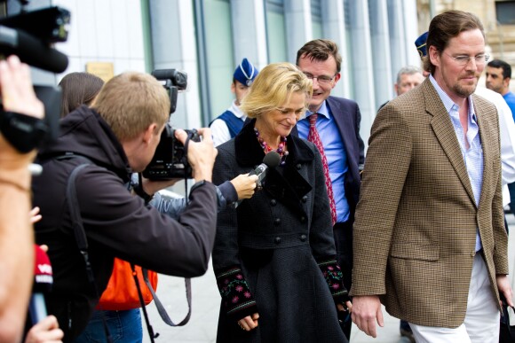 Delphine Boël, son mari Jim O' Hare et son avocat quittent le tribunal à Bruxelles, le 2 octobre 2014. Delphine Boël intente une double action judiciaire en contestation de paternité à l'égard de Jacques Boël et en recherche de paternité à l'égard du roi Albert II de Belgique.
