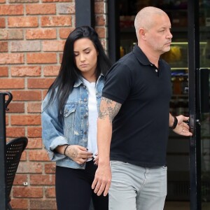 Demi Lovato est allée boire un café accompagnée de son garde du corps après une séance de sport à Los Angeles, le 7 novembre 2018.