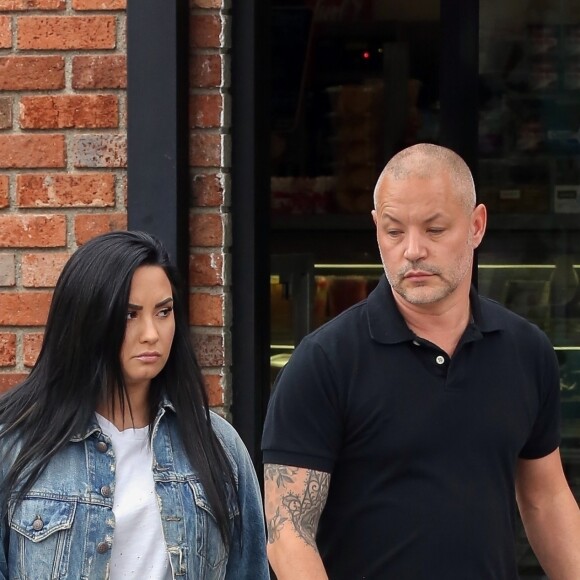 Demi Lovato est allée boire un café accompagnée de son garde du corps après une séance de sport à Los Angeles, le 7 novembre 2018.