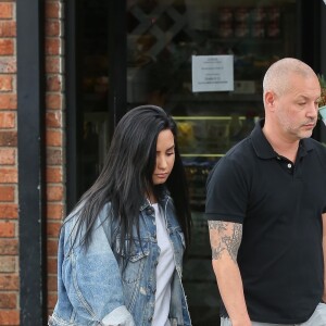 Demi Lovato est allée boire un café accompagnée de son garde du corps après une séance de sport à Los Angeles, le 7 novembre 2018.