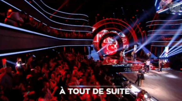 Karine Ferri et Camille Combal se font un câlin dans "Danse avec les stars 9" sur TF1. Le 8 novembre 2018.
