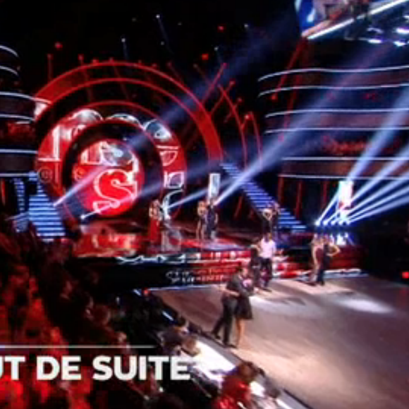 Karine Ferri et Camille Combal se font un câlin dans "Danse avec les stars 9" sur TF1. Le 8 novembre 2018.