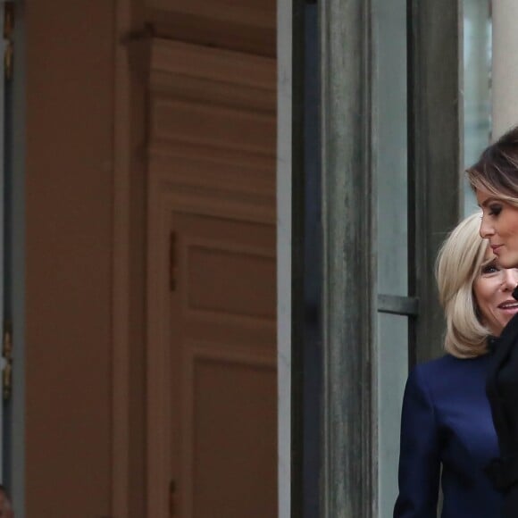 La Première Dame, Brigitte Macron (Trogneux) accueille la Première Dame des Etats-Unis, Melanie Trump au palais de l'Elysée à Paris, France, le 10 novembre 2018, à l'occasion du Centenaire de l'Armistice de la Première Guerre Mondiale. © Stéphane Lemouton/Bestimage