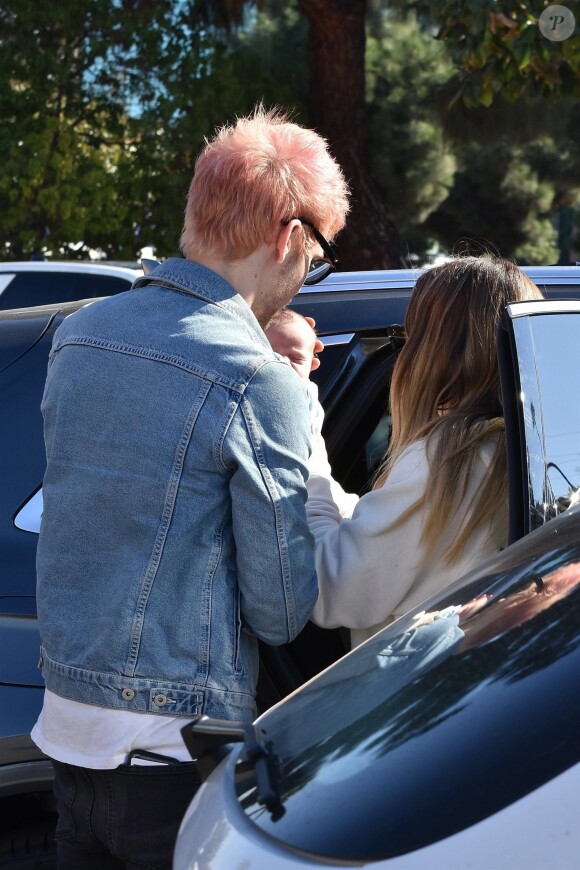 Hilary Duff et son compagnon Matthew Koma se promènent avec leur fille Banks à Studio City le 9 novembre 2018.