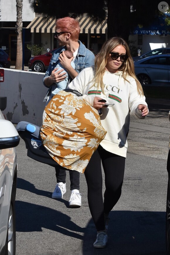 Hilary Duff et son compagnon Matthew Koma se promènent avec leur fille Banks à Studio City le 9 novembre 2018.