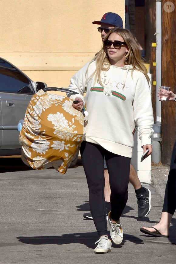 Hilary Duff et son compagnon Matthew Koma se promènent avec leur fille Banks à Studio City le 9 novembre 2018.