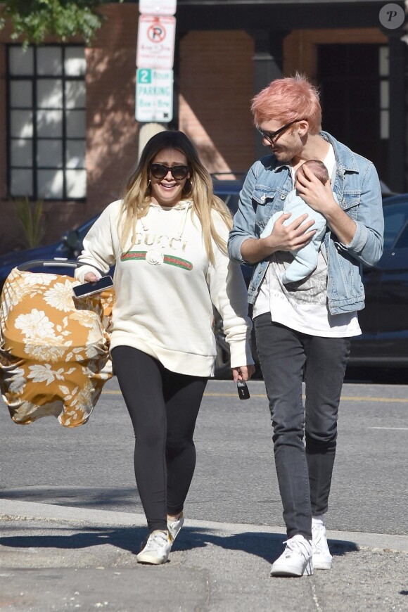 Hilary Duff et son compagnon Matthew Koma se promènent avec leur fille Banks à Studio City le 9 novembre 2018.