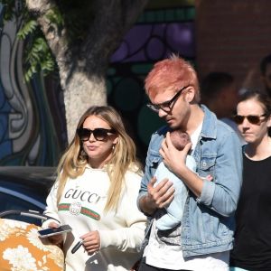 Hilary Duff et son compagnon Matthew Koma se promènent avec leur fille Banks à Studio City le 9 novembre 2018.