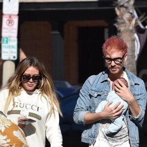 Hilary Duff et son compagnon Matthew Koma se promènent avec leur fille Banks à Studio City le 9 novembre 2018.