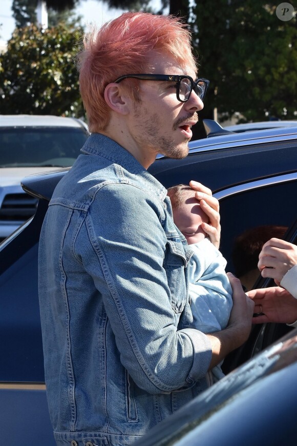 Hilary Duff et son compagnon Matthew Koma se promènent avec leur fille Banks à Studio City le 9 novembre 2018.