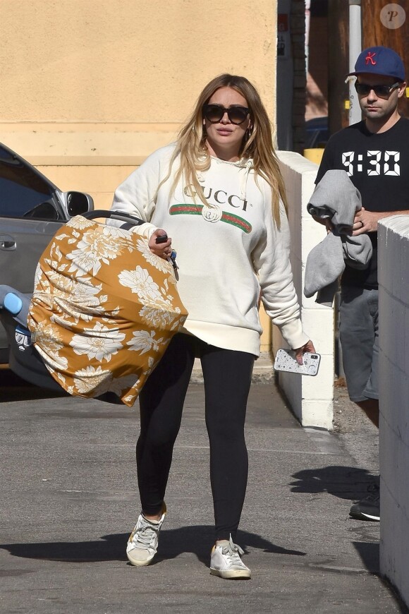 Hilary Duff et son compagnon Matthew Koma se promènent avec leur fille Banks à Studio City le 9 novembre 2018.