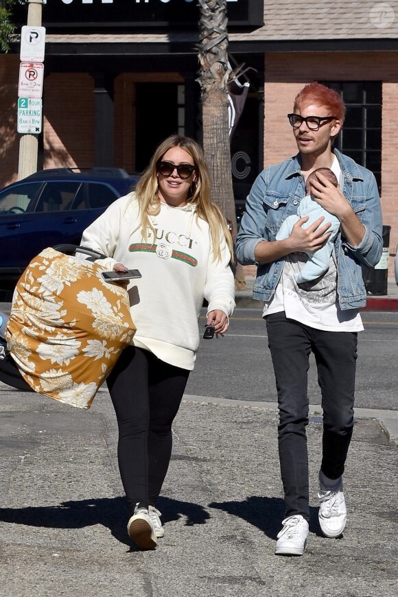 Hilary Duff et son compagnon Matthew Koma se promènent avec leur fille Banks à Studio City le 9 novembre 2018.
