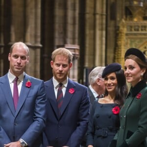 Le prince William, le prince Harry, Kate Middleton, duchesse de Cambridge, et Meghan Markle, duchesse de Sussex, enceinte, et le prince Harry le 11 novembre 2018 à l'abbaye de Westminster pour un service commémorant le centenaire de l'Armistice de 1918.