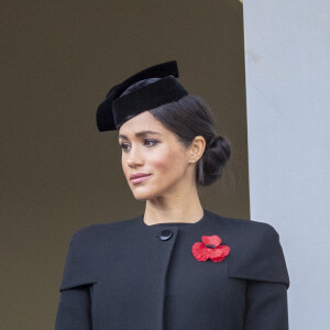 Meghan Markle, duchesse de Sussex, enceinte, le 11 novembre 2018 à l'abbaye de Westminster pour un service commémorant le centenaire de l'Armistice de 1918.