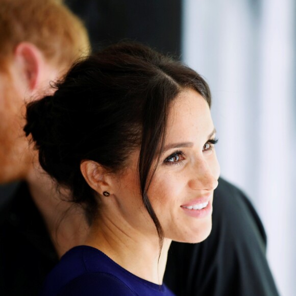 La duchesse Meghan de Sussex (Meghan Markle), enceinte, et le prince Harry le 31 octobre 2018 lors de la visite d'un élevage de kiwis à Rainbow Springs, Rotorua, en Nouvelle-Zélande.