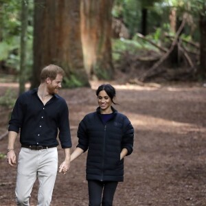 Le prince Harry, duc de Sussex, et la duchesse Meghan de Sussex (Meghan Markle), enceinte, visitant le site Redwoods Tree Walk à Rotorua, Nouvelle-Zélande, le 31 octobre 2018.