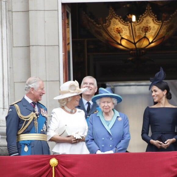 La famille royale britannique au balcon du palais de Buckingham le 10 juillet 2018 à Londres lors de la parade aérienne pour le centenaire de la RAF. Autour de la reine Elizabeth II se trouvaient le prince et la princese Michael de Kent, le prince Edward et la comtesse Sophie de Wessex, le prince Charles et la duchesse Camilla de Cornouailles, le prince William et la duchesse Catherine de Cambridge, le prince Harry et la duchesse Meghan de Sussex...