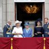 La famille royale britannique au balcon du palais de Buckingham le 10 juillet 2018 à Londres lors de la parade aérienne pour le centenaire de la RAF. Autour de la reine Elizabeth II se trouvaient le prince et la princese Michael de Kent, le prince Edward et la comtesse Sophie de Wessex, le prince Charles et la duchesse Camilla de Cornouailles, le prince William et la duchesse Catherine de Cambridge, le prince Harry et la duchesse Meghan de Sussex...