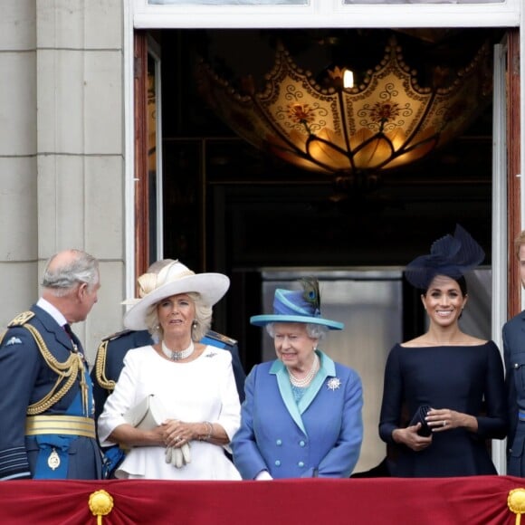 La famille royale britannique au balcon du palais de Buckingham le 10 juillet 2018 à Londres lors de la parade aérienne pour le centenaire de la RAF. Autour de la reine Elizabeth II se trouvaient le prince et la princese Michael de Kent, le prince Edward et la comtesse Sophie de Wessex, le prince Charles et la duchesse Camilla de Cornouailles, le prince William et la duchesse Catherine de Cambridge, le prince Harry et la duchesse Meghan de Sussex...