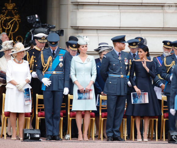 La famille royale britannique au palais de Buckingham le 10 juillet 2018 à Londres lors de la parade aérienne pour le centenaire de la RAF. Autour de la reine Elizabeth II se trouvaient le prince et la princese Michael de Kent, le prince Edward et la comtesse Sophie de Wessex, le prince Charles et la duchesse Camilla de Cornouailles, le prince William et la duchesse Catherine de Cambridge, le prince Harry et la duchesse Meghan de Sussex...
