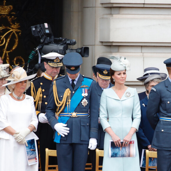 La famille royale britannique au palais de Buckingham le 10 juillet 2018 à Londres lors de la parade aérienne pour le centenaire de la RAF. Autour de la reine Elizabeth II se trouvaient le prince et la princese Michael de Kent, le prince Edward et la comtesse Sophie de Wessex, le prince Charles et la duchesse Camilla de Cornouailles, le prince William et la duchesse Catherine de Cambridge, le prince Harry et la duchesse Meghan de Sussex...