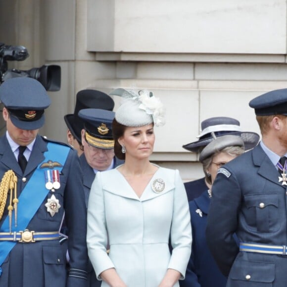 La famille royale britannique au palais de Buckingham le 10 juillet 2018 à Londres lors de la parade aérienne pour le centenaire de la RAF. Autour de la reine Elizabeth II se trouvaient le prince et la princese Michael de Kent, le prince Edward et la comtesse Sophie de Wessex, le prince Charles et la duchesse Camilla de Cornouailles, le prince William et la duchesse Catherine de Cambridge, le prince Harry et la duchesse Meghan de Sussex...