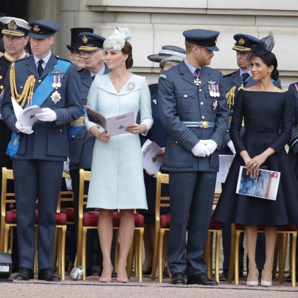 La famille royale britannique au palais de Buckingham le 10 juillet 2018 à Londres lors de la parade aérienne pour le centenaire de la RAF. Autour de la reine Elizabeth II se trouvaient le prince et la princese Michael de Kent, le prince Edward et la comtesse Sophie de Wessex, le prince Charles et la duchesse Camilla de Cornouailles, le prince William et la duchesse Catherine de Cambridge, le prince Harry et la duchesse Meghan de Sussex...