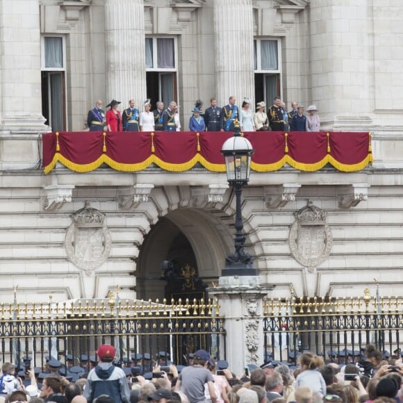 La famille royale britannique au balcon du palais de Buckingham le 10 juillet 2018 à Londres lors de la parade aérienne pour le centenaire de la RAF. Autour de la reine Elizabeth II se trouvaient le prince et la princese Michael de Kent, le prince Edward et la comtesse Sophie de Wessex, le prince Charles et la duchesse Camilla de Cornouailles, le prince William et la duchesse Catherine de Cambridge, le prince Harry et la duchesse Meghan de Sussex...