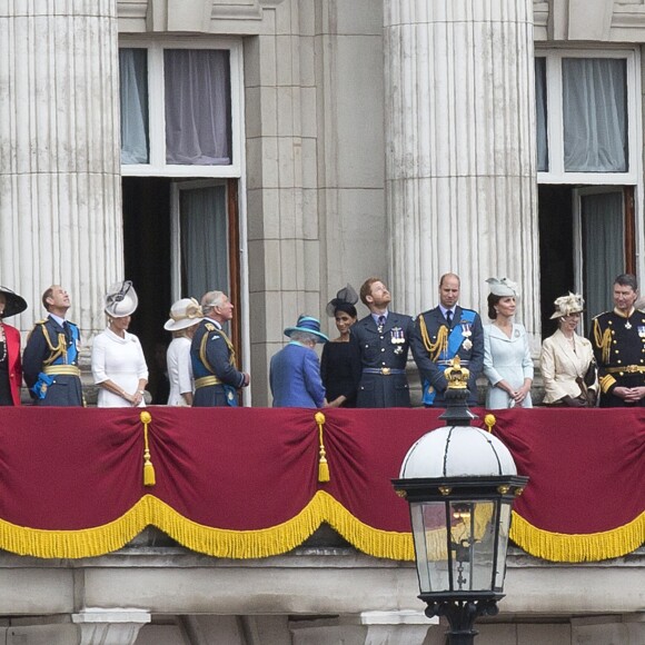 La famille royale britannique au balcon du palais de Buckingham le 10 juillet 2018 à Londres lors de la parade aérienne pour le centenaire de la RAF. Autour de la reine Elizabeth II se trouvaient le prince et la princese Michael de Kent, le prince Edward et la comtesse Sophie de Wessex, le prince Charles et la duchesse Camilla de Cornouailles, le prince William et la duchesse Catherine de Cambridge, le prince Harry et la duchesse Meghan de Sussex...